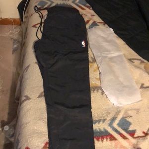 Fear of God x Nike noir pants.